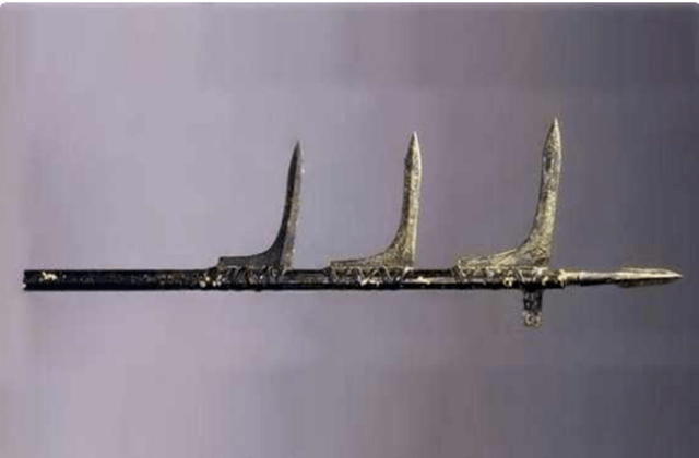 三戈戟:春秋战国时期烂大街的兵器,全身用青铜打造,旁边有三道明显的