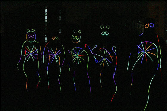 点赞90后教师创意荧光舞快闪欢迎学生返校开学