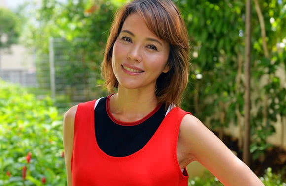 她是新加坡明星,27岁嫁圈外老公,三个儿子很帅气_郑惠玉
