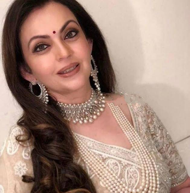 印度首富太太用3亿手机,越老越年轻,丈夫快秃顶她还一脸旺夫相