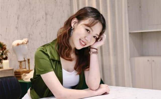 27岁的王宣在台湾享有超高人气,因其一举一动相当有女人味,容貌昳丽