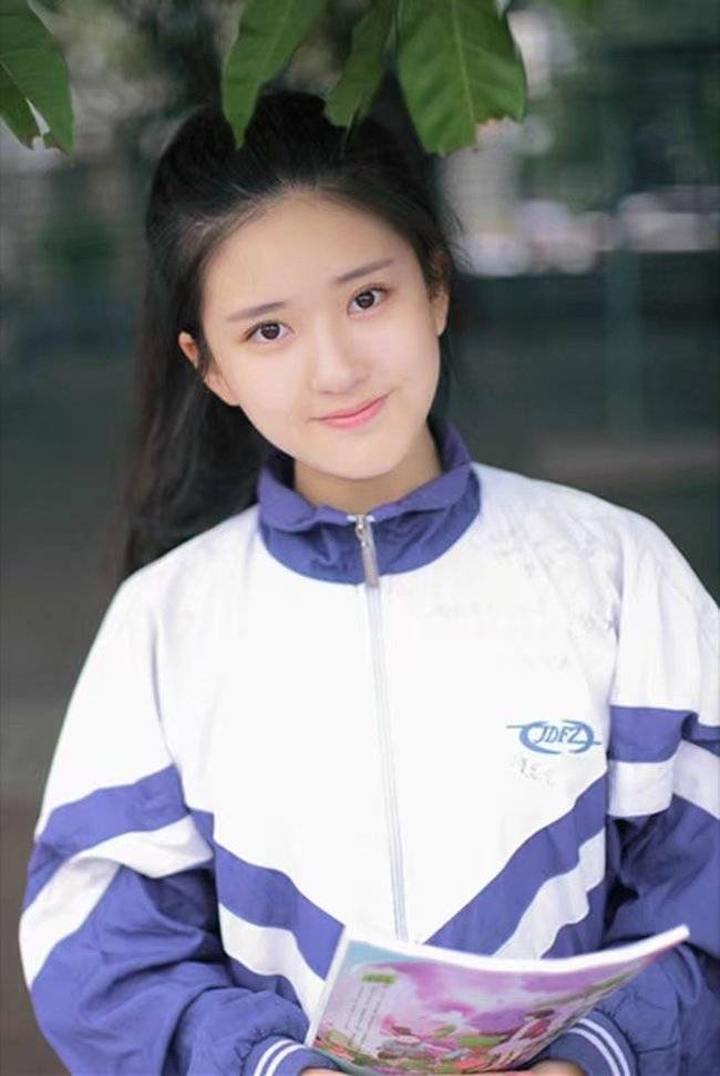 原创赵露思自称读书时情书收到手软,当中学旧照曝光后,是我我也心动
