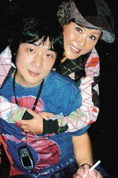 调戏张信哲热吻罗志祥与干儿子们暧昧蓝心湄享受和鲜肉传绯闻