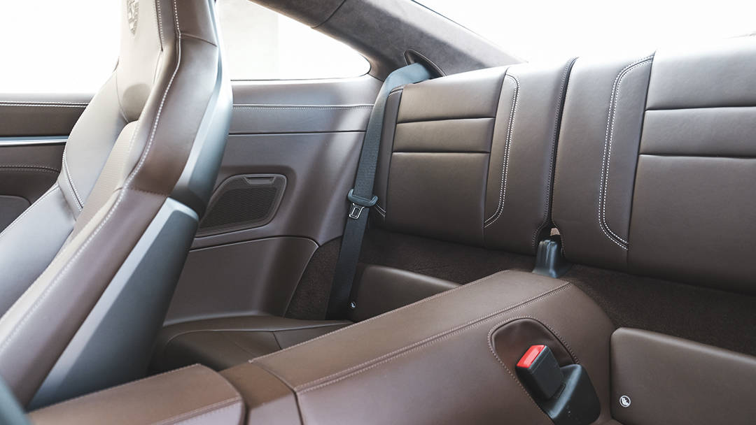 虽然是一台2 2布局的四座跑车,但保时捷911的后排空间从来都只能被