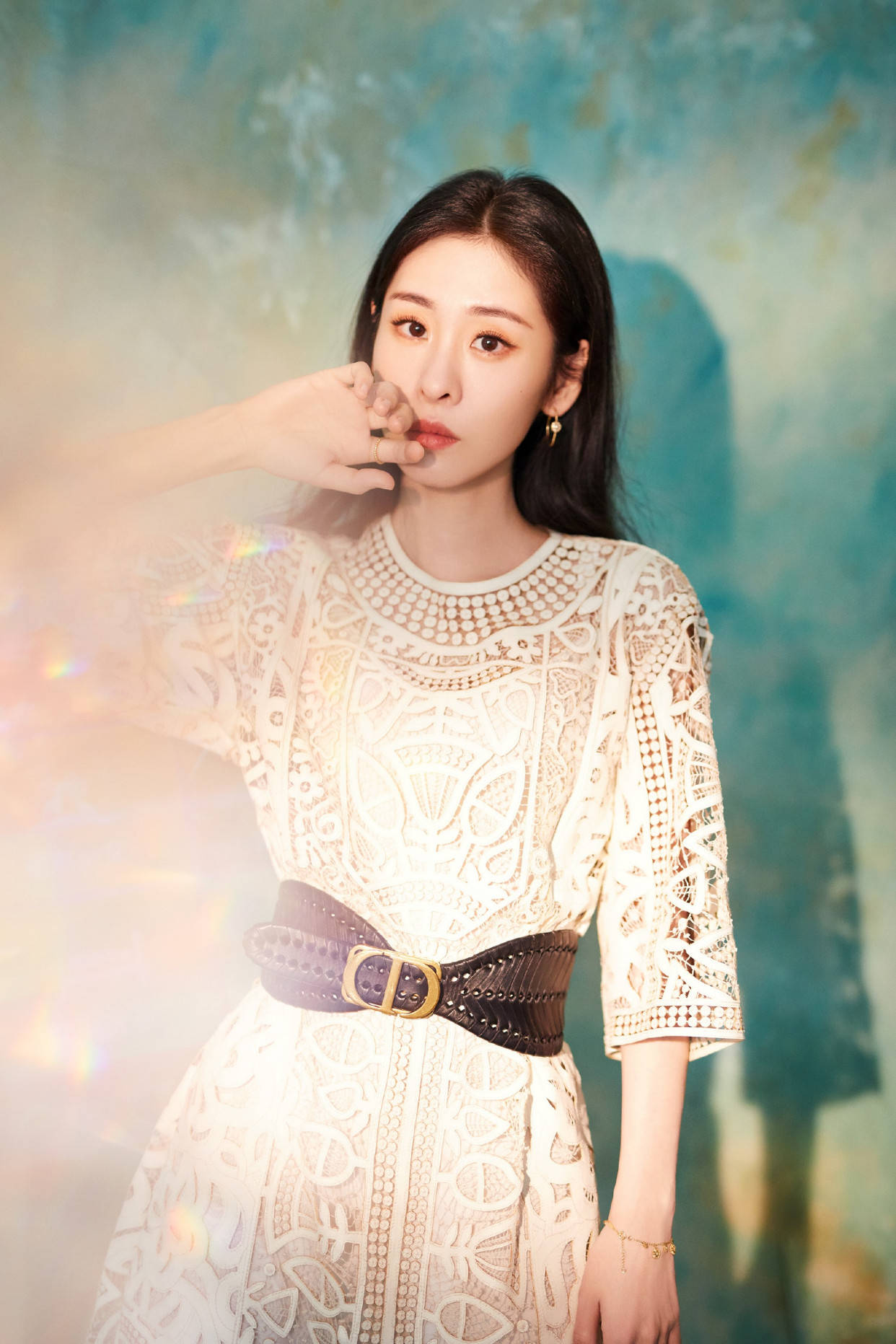 张碧晨真有个性,一袭白色古风衣气质非凡,尽显迷人的女神韵味_样式