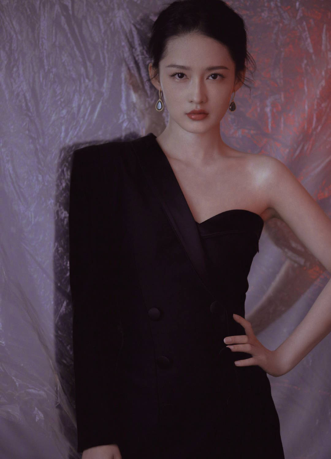 原创李沁就是个时髦精,身穿藏青色露肩西装裙,既有气场又有女性魅力