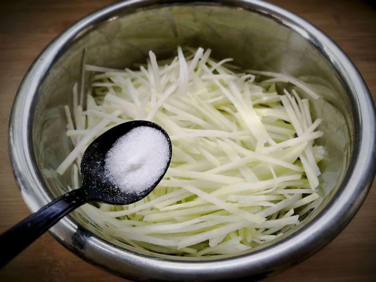 夏季做凉拌菜,首选这个菜,比黄瓜脆,比萝卜甜,一斤才2块钱!