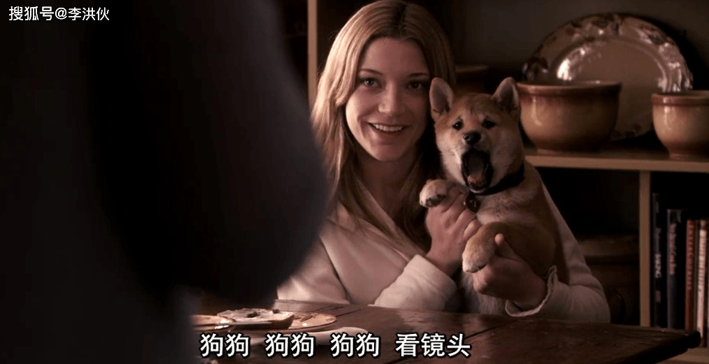 的帕克并没有看到小八的身影,他急忙回家,发现小八在狗舍里不安的大叫