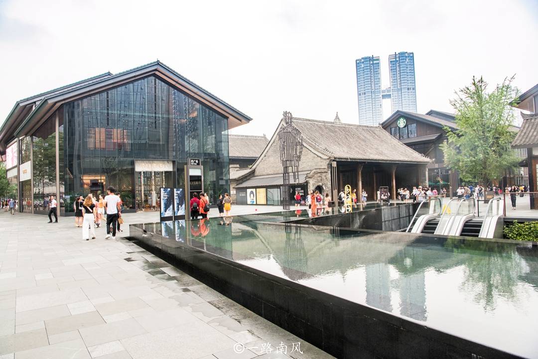 太古里全名叫"成都远洋太古里",它坐落在成都市锦江区中纱帽街,被评为