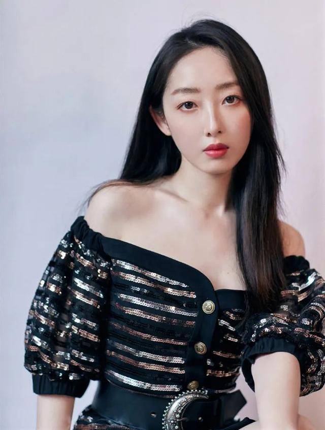 蒋梦婕的直角肩太标准了穿一字肩连衣裙锁骨和衣领完全平行