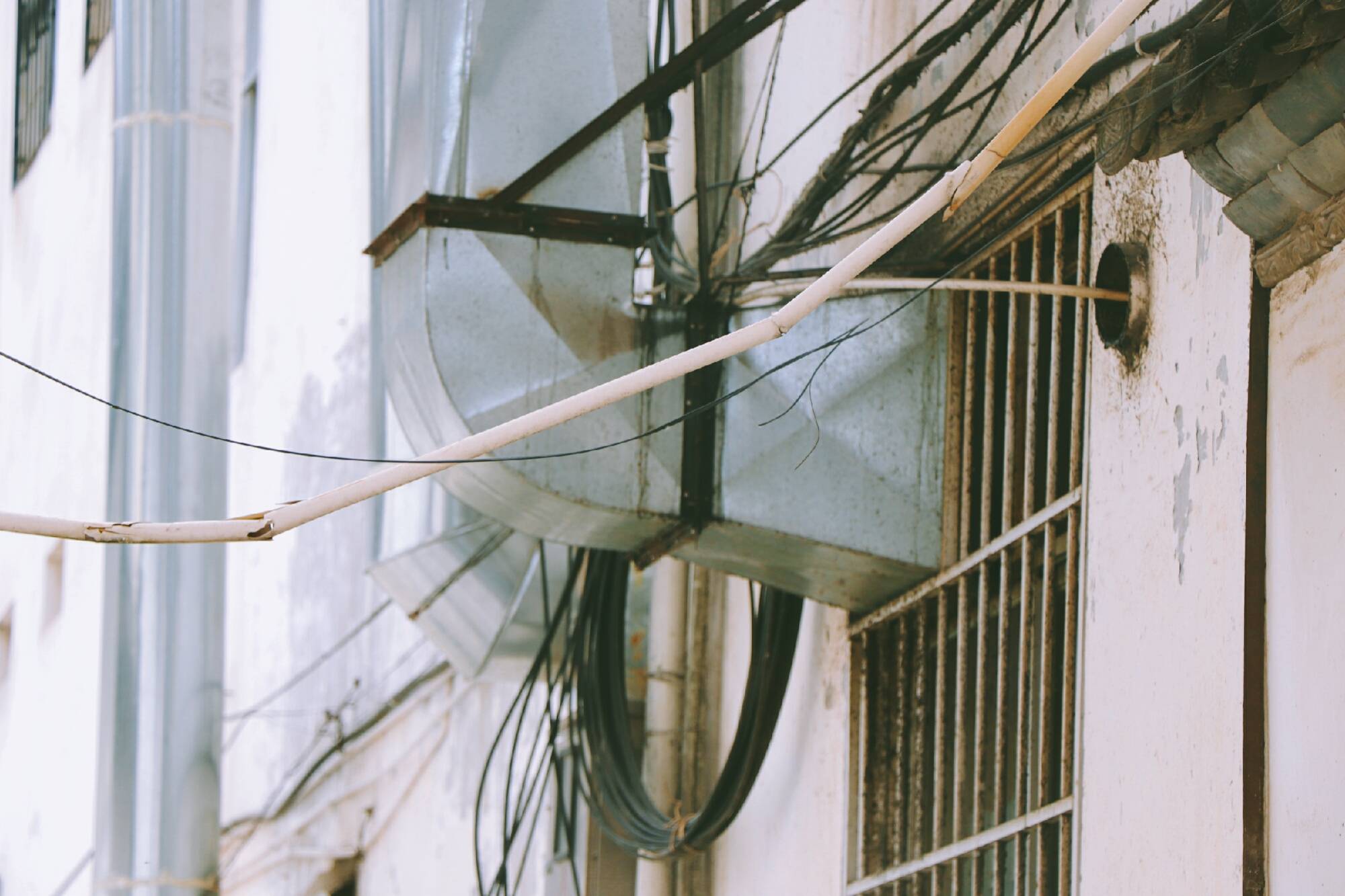 在花马街一角,杂乱的电线在半空中"张牙舞爪",暴露在外的红砖墙有种处