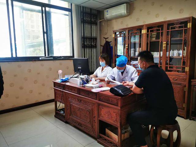 在网上查了邱根全的资料后,得知邱根全是交大一附院中医科教授