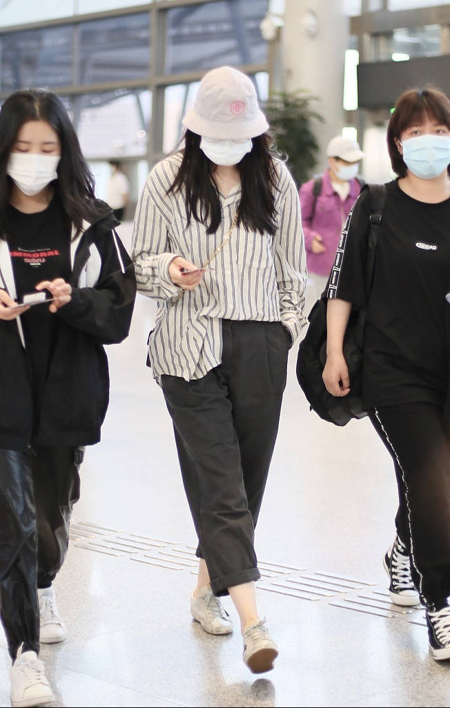 迪丽热巴穿条纹衬衫低头疾走脚踝纤细吸睛