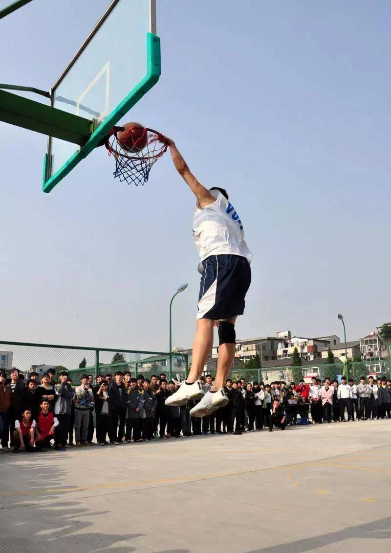 身高175,垂直弹跳125!他的扣篮征服拉文_陈登