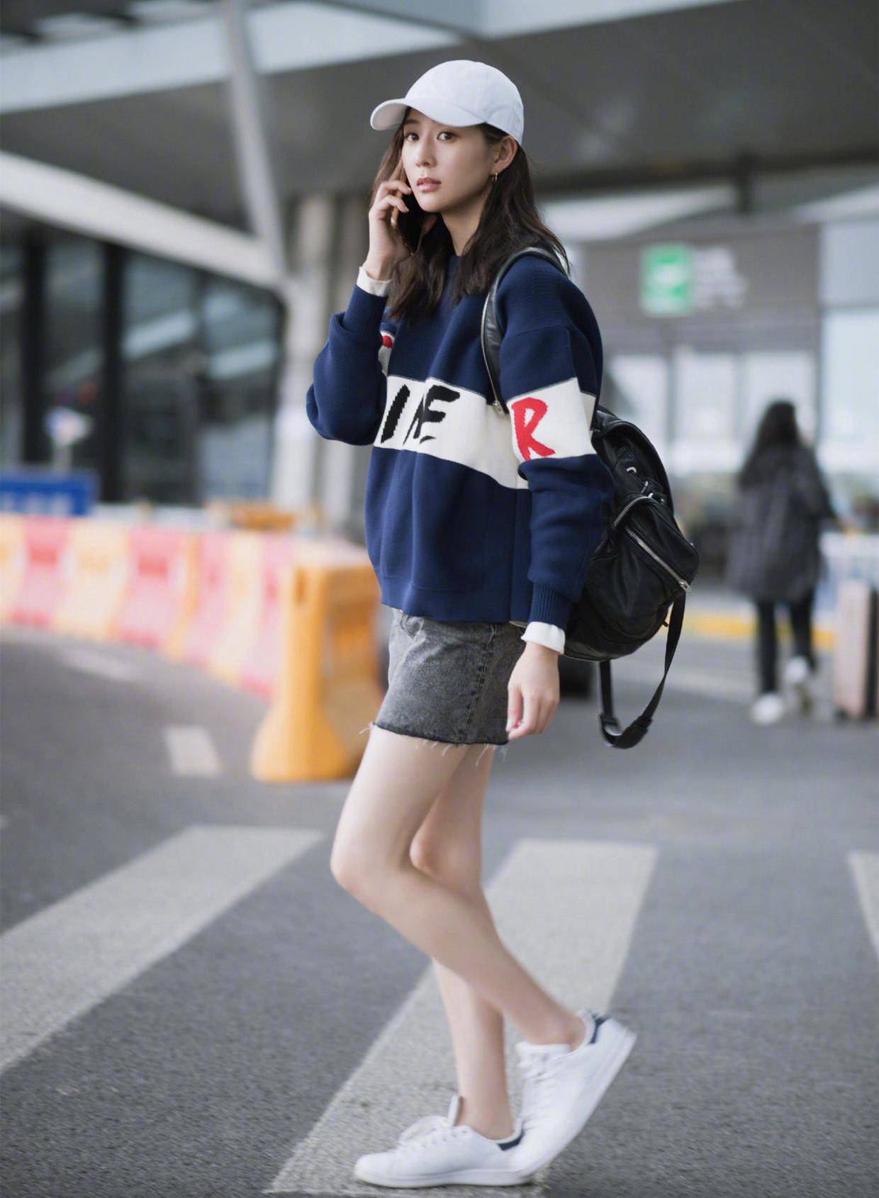张钧甯的高级感真是让人服气,穿蓝色卫衣搭配牛仔短裤,气场全开_连衣
