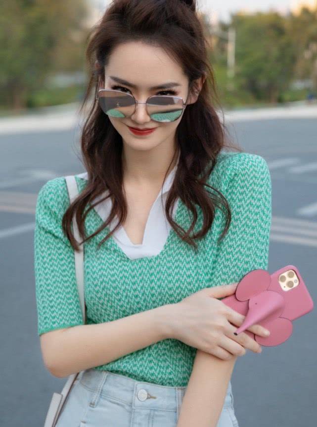 戚薇社交平台晒美照绿色上衣搭配阔腿牛仔裤时髦减龄洋气十足