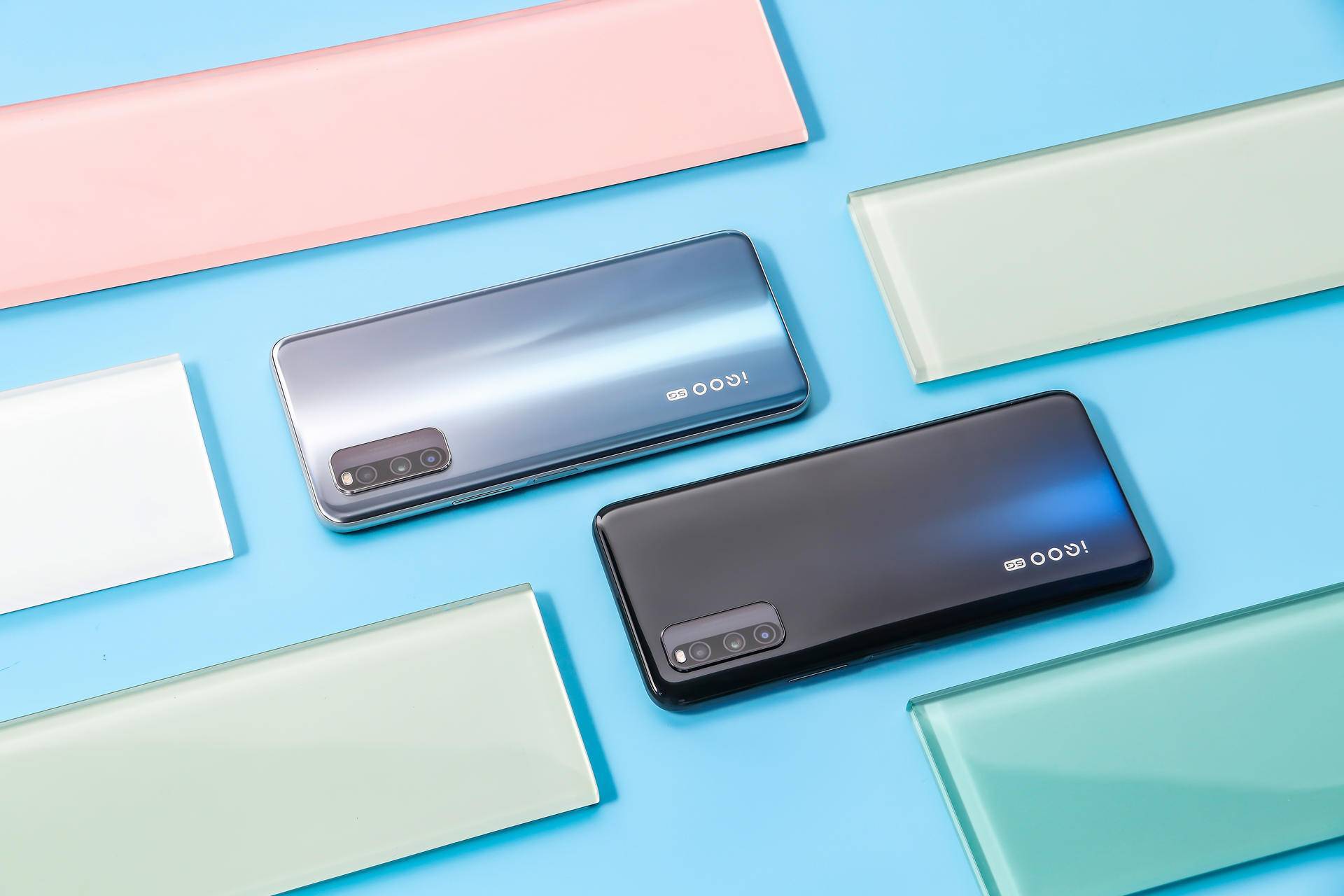 耀眼星河银深邃太空蓝高颜值强性能的5g手机iqooz1