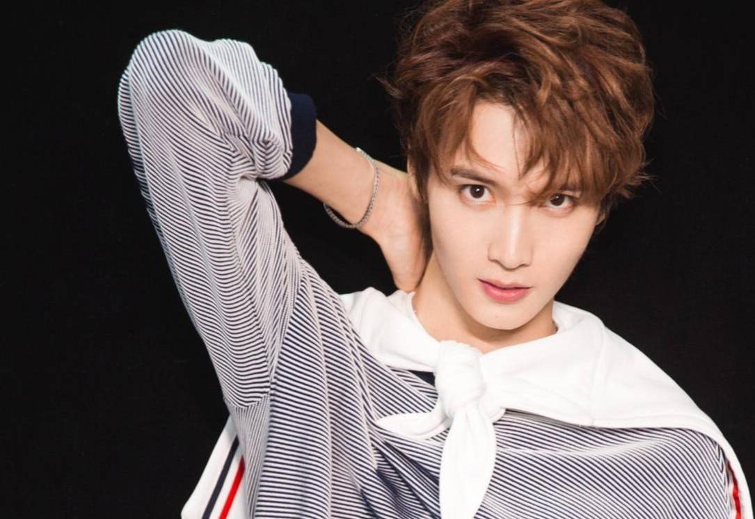 原创 陈宥维日系卷发真帅气,条纹t恤休闲又时尚,禁欲感少年气兼具