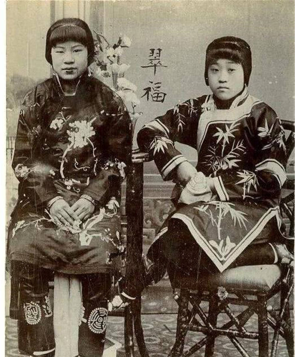 找来给大家欣赏欣赏,这些照片的女主角都是清朝时期大户人家的女子
