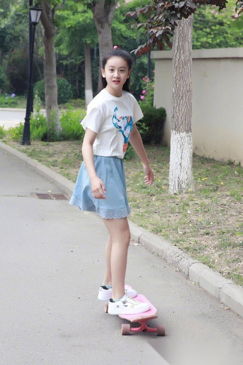 原创12岁田雨橙胆子真大穿短裙还敢坐在滑板上拍照穿衣风格引热议