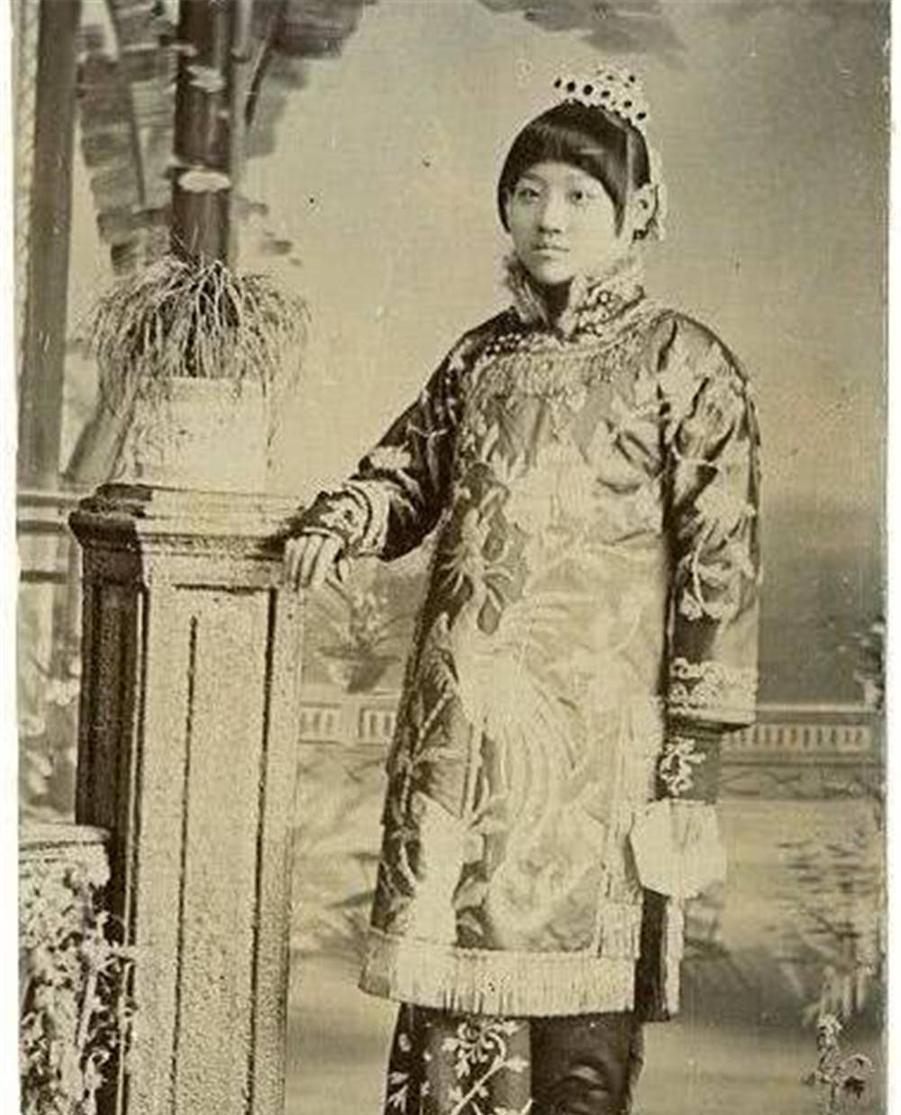 找来给大家欣赏欣赏,这些照片的女主角都是清朝时期大户人家的女子