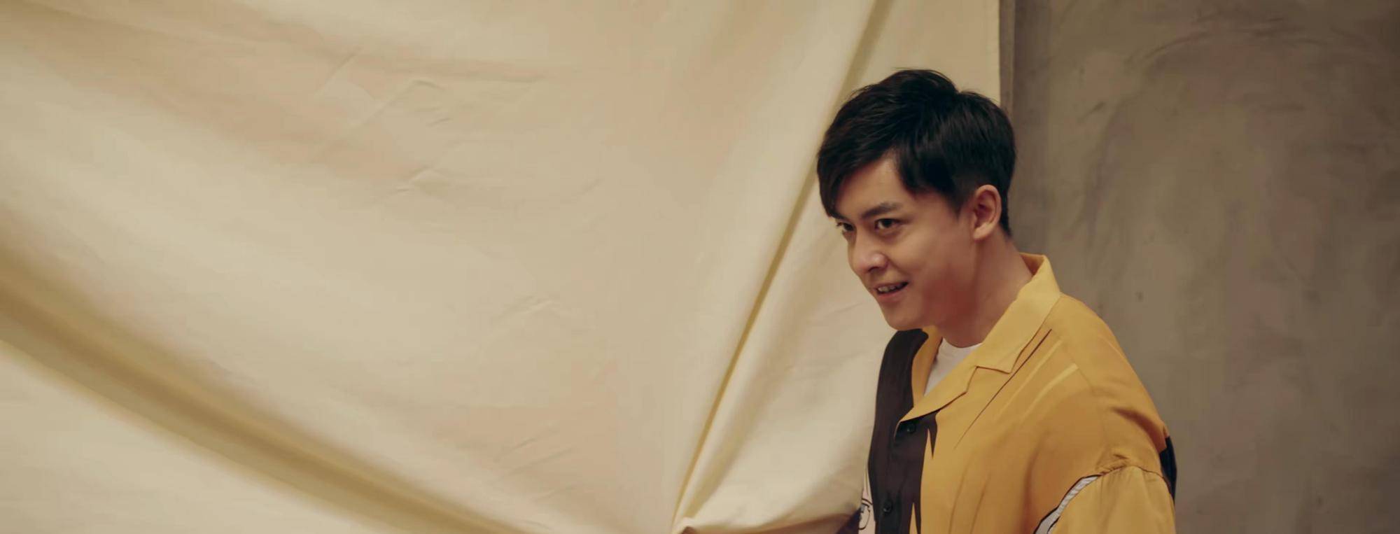 《爱情公寓5》众人走廊作画脑洞太大,注意到一菲笑场没?