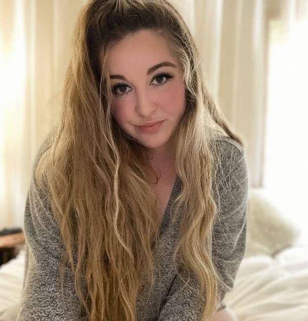 "有人给我钱,只想看看我的脚板底",美国一女大学生月入4万多