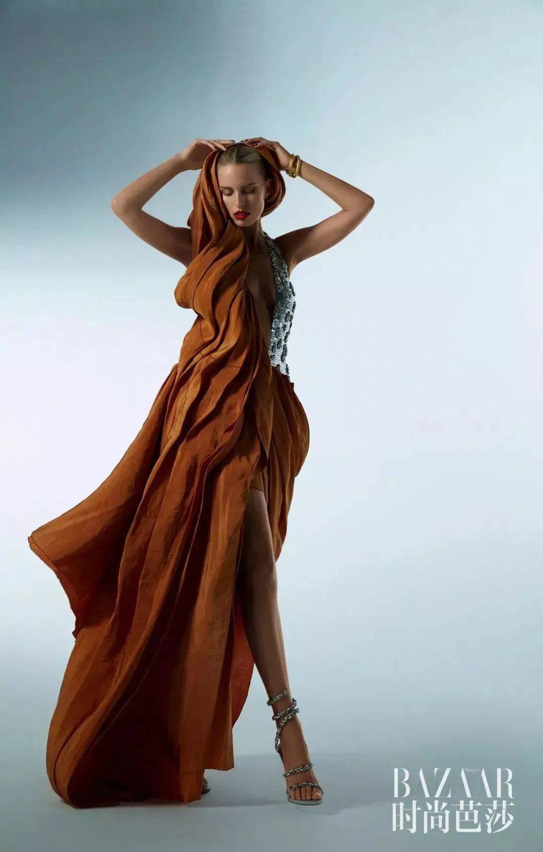 被公认为"传奇超模",17岁登顶级杂志封面,还是mdc记录的保持者