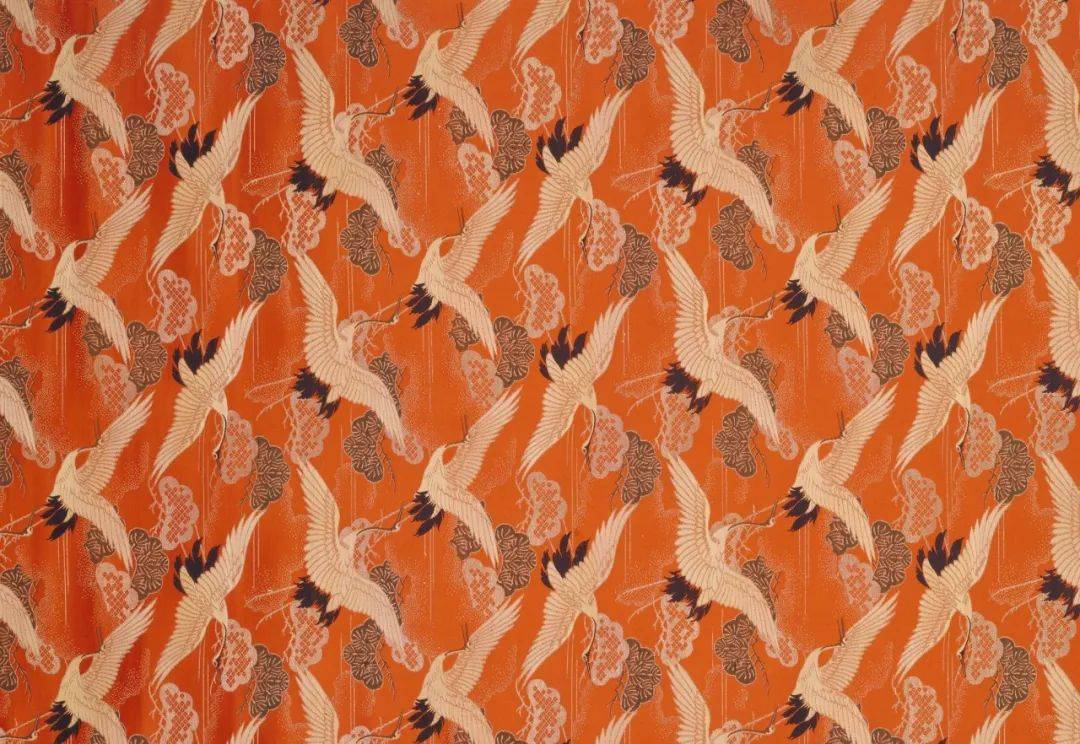 号: 故 43978 图自《清代宫廷服饰》 推荐理由 杏黄地松鹤纹织金锦