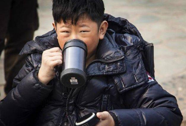 他被称为不会老的演员,三十多岁还演孩子,和老婆合照像母子_侯祥