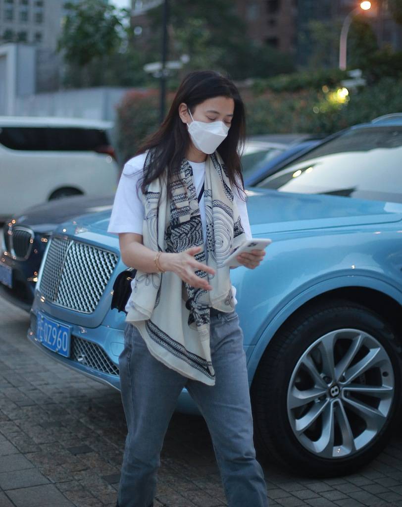 袁咏仪穿简约白t搭牛仔裤 披丝巾戴名表低调华丽