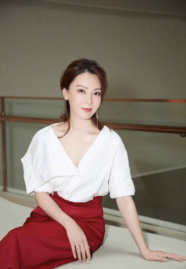 穿裙子配打底裤太土了!学刘涛,陈数这样穿裙子,一看就见过世面