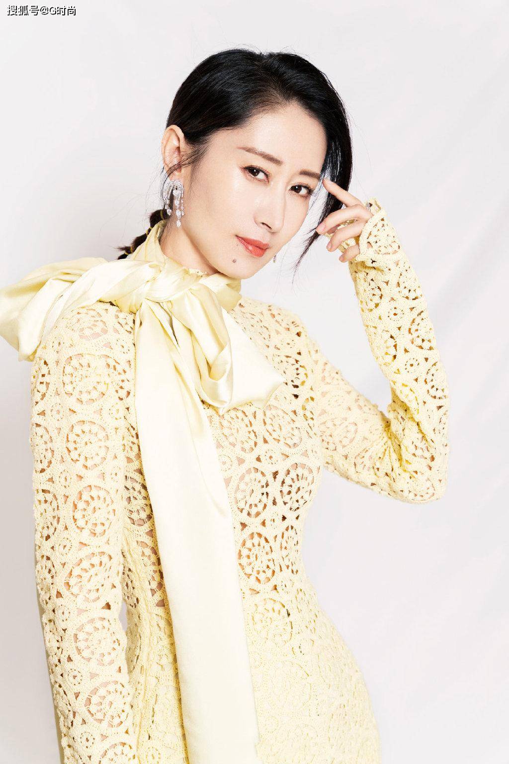 刘敏涛身穿黄色镂空礼服长裙 优雅知性