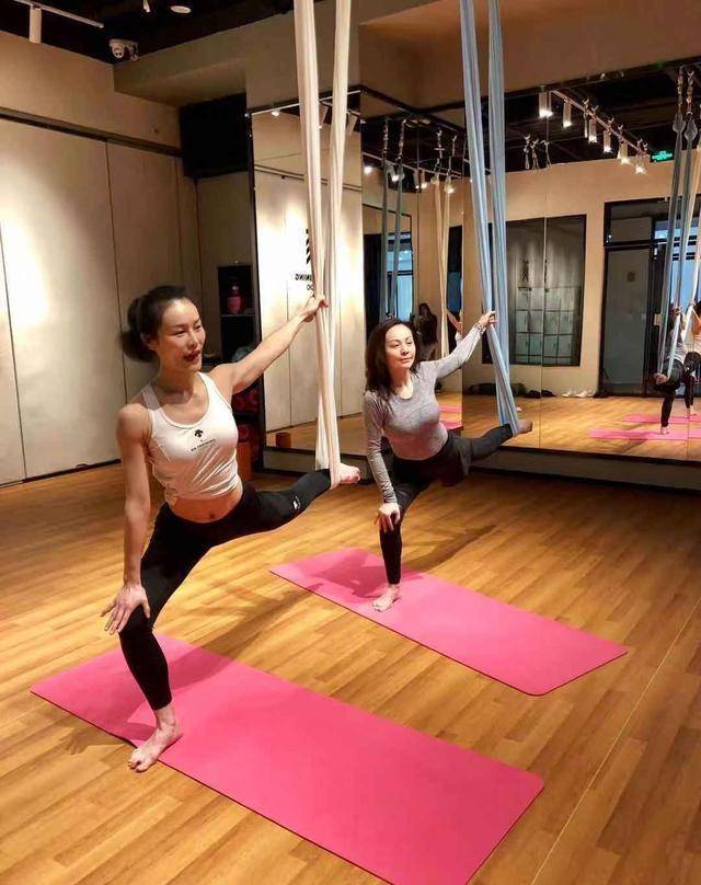 原创难怪王琳身材这么好,49岁还穿无痕衣健身,坐在瑜伽带上姿势迷人