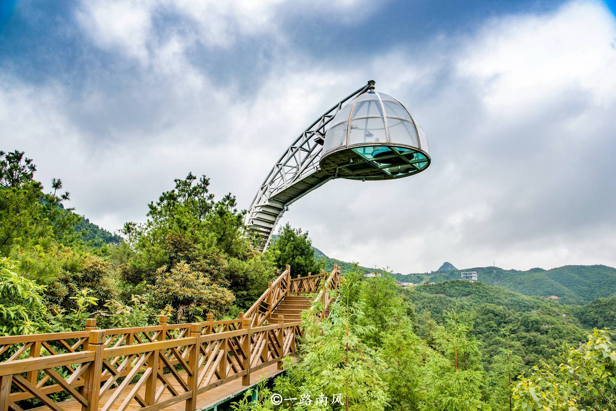 贵州"最惊险"的景观房,凌空高挂在悬崖边,感觉"摇摇欲坠"