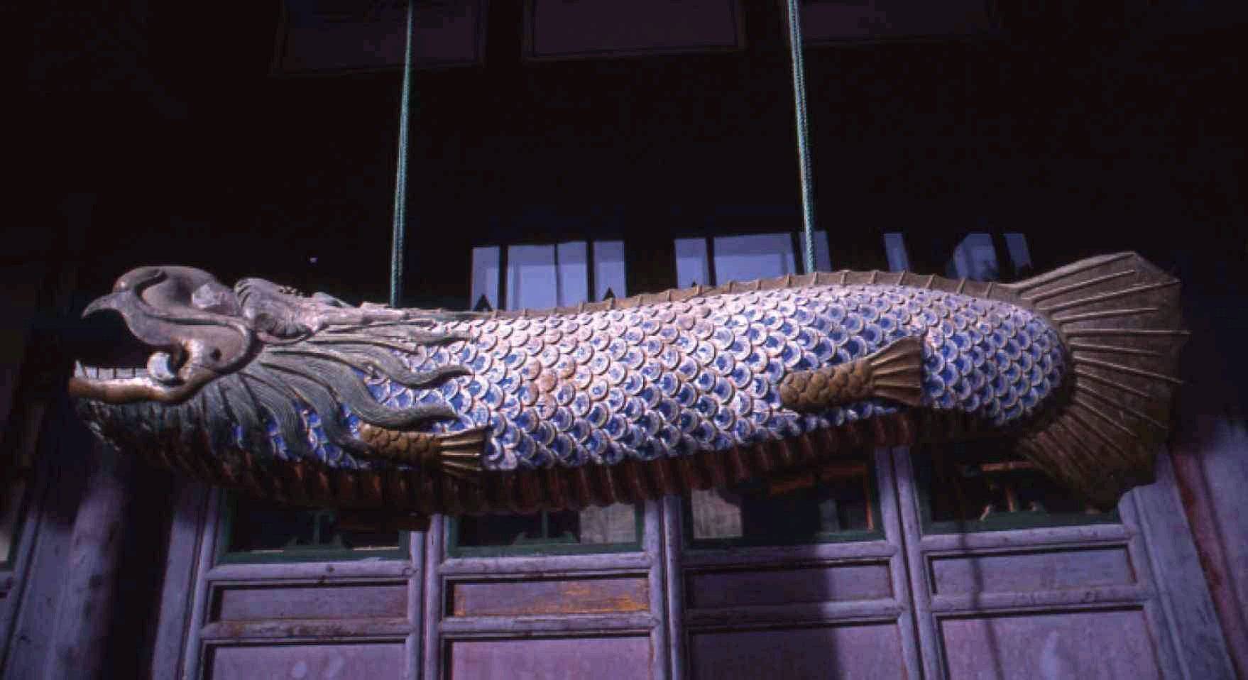 大殿内的圆形木鱼和挂在佛殿前的长形木鱼木鱼是削木为鱼形,中间凿空