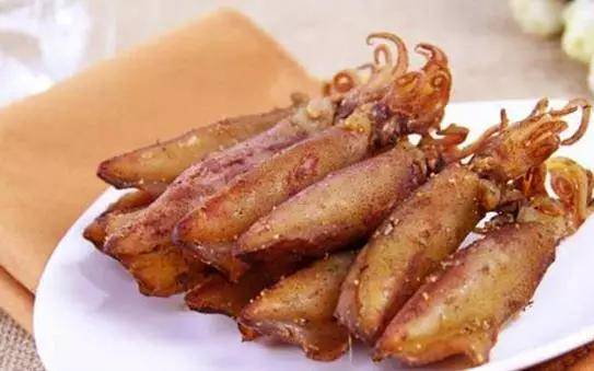 笔塔,即煮熟的小鱿鱼,久负盛名,看到就想吃,可以油爆或者椒盐等.