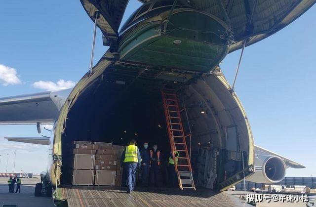 安-124运输机机头舱门向上开启
