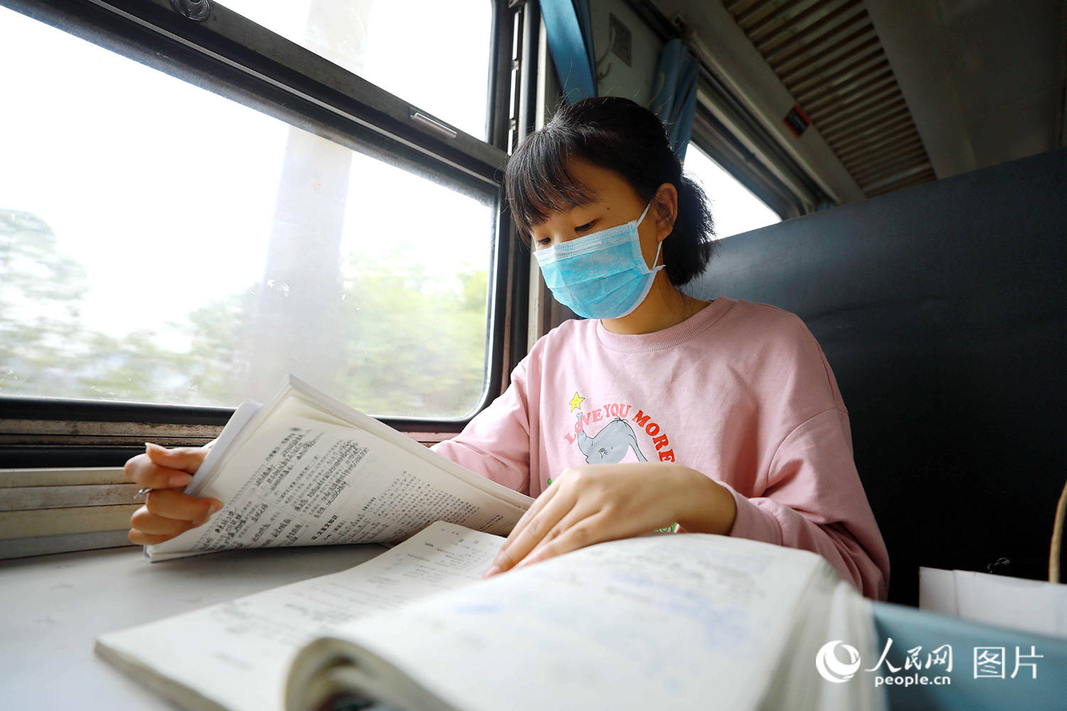 四川大凉山:亲切“小慢车”承载彝族学子求学梦-搜狐大视野-搜狐新闻