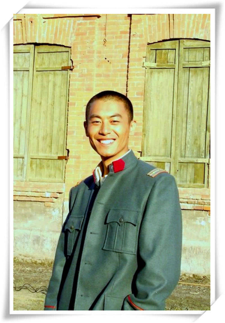 在他真正被观众所关注之前还出演了亲情剧《非亲兄弟》中饰演天雨