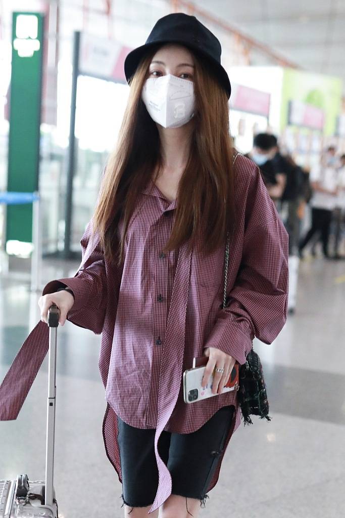 1/ 12 搜狐娱乐讯(视觉中国/图文)5月25日,姚笛现身机场.