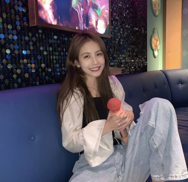 上半身也是吊带的款式,露出甜仇身上大多数的肌肤,不过因为甜仇的身材