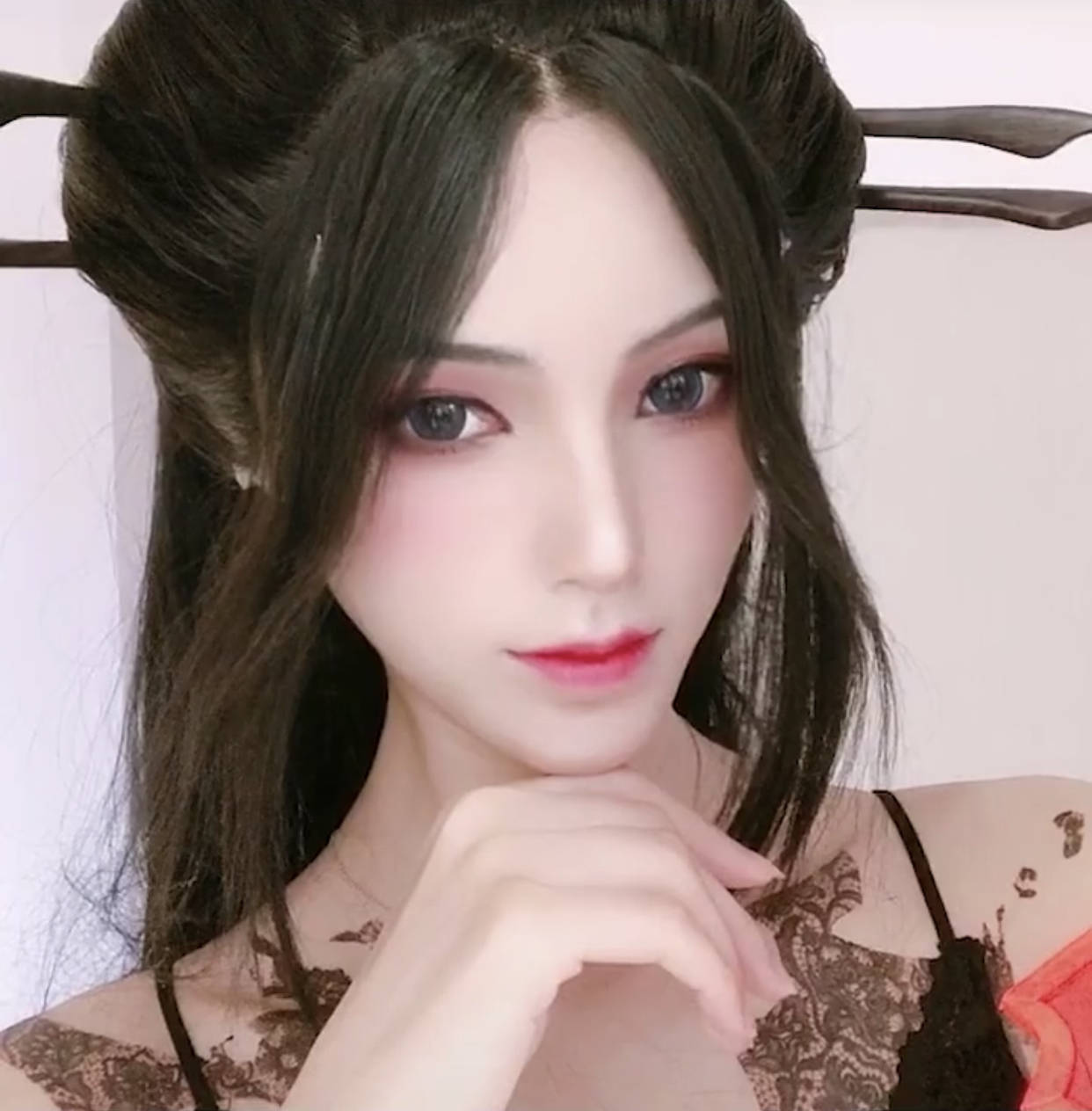 绾绾COS冯宝宝和焰灵姬，最大限度接近角色，焰灵姬比本人还白-搜狐大视野-搜狐新闻