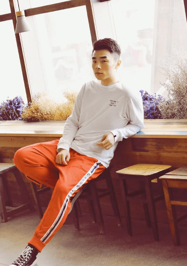 张九南喜欢说定场诗,被称为德云社的"定场诗小王子",他会说很多很多的