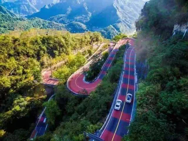 游玩花垣穿越挂壁公路欣赏来至地心的瀑布群