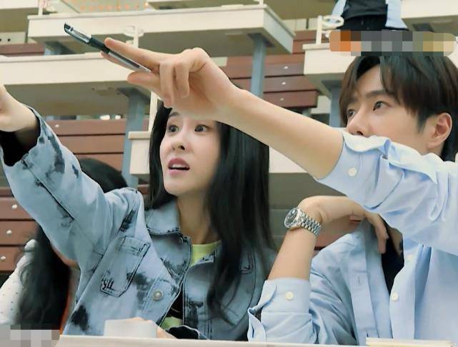 王一博和张碧晨坐同桌当他们互相看对方微笑也太甜了