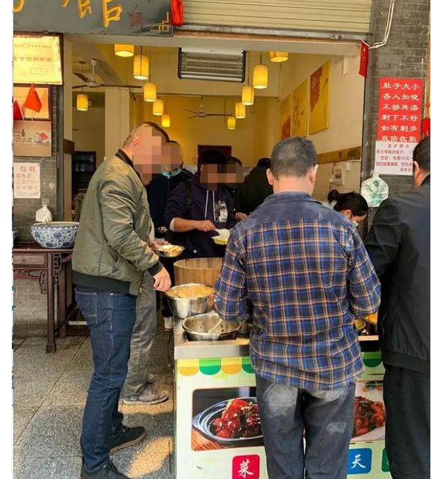 拒绝农民工就餐?贵阳一面馆"摊上事儿了",网友:事情不简单