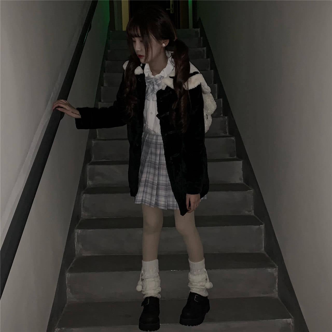 杨清柠晒学生清纯照,堆堆袜也能穿出新高度,"筷子腿"起身一瞬太美了