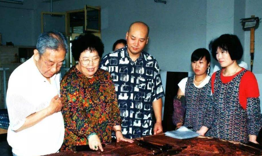 陈丽华来公司,儿媳出门搀扶,身后迟重瑞表情耐人寻味
