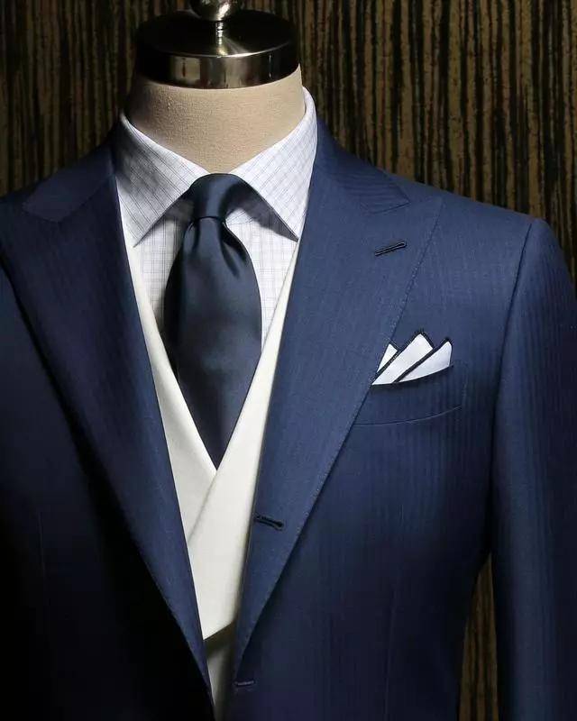 青果领没有领尖,边缘平滑,形似青果,一般只出现在礼服上,多用缎面装饰